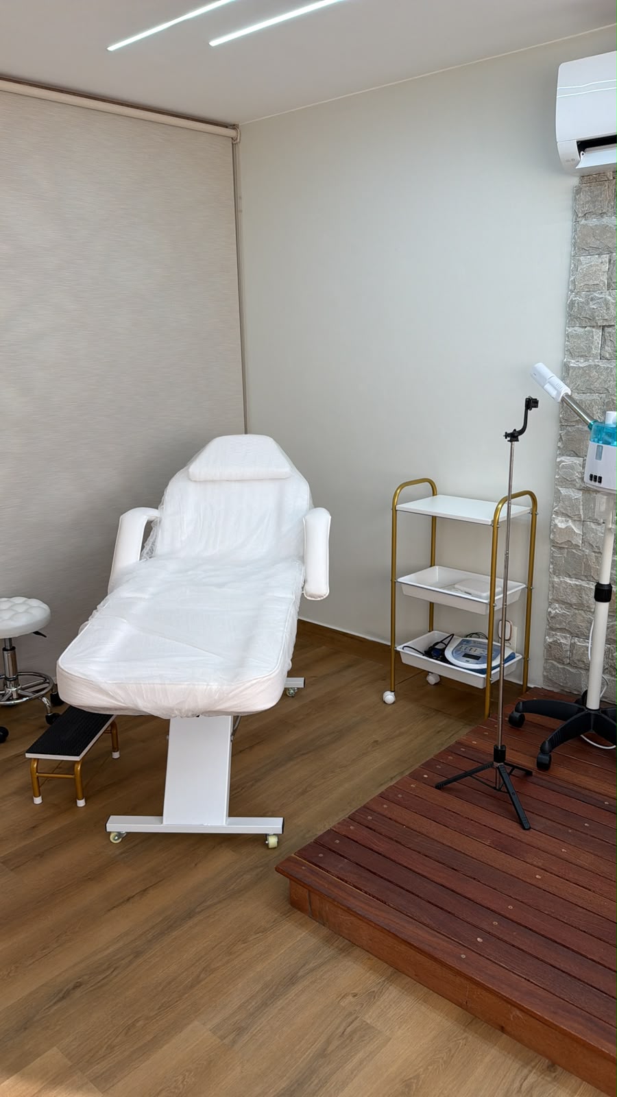 Sala de atendimento com maca estética branca — LC Estética, Brasília