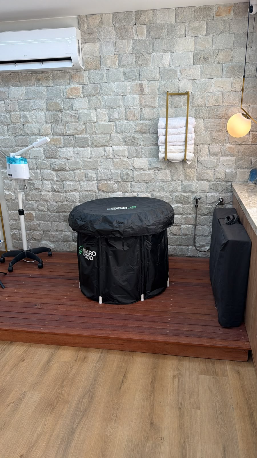 Sala de ozonioterapia com equipamento Neuro Food e parede de pedra