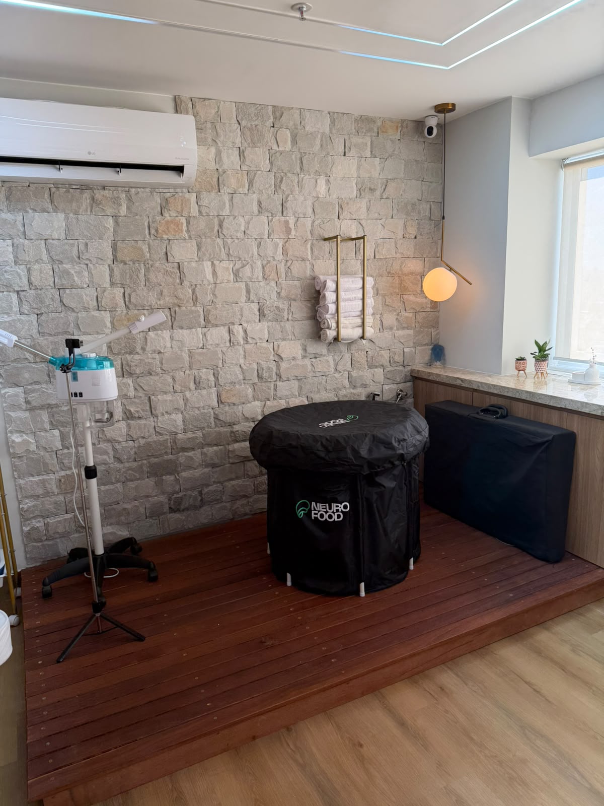 Sala de ozonioterapia — visão ampla com janela