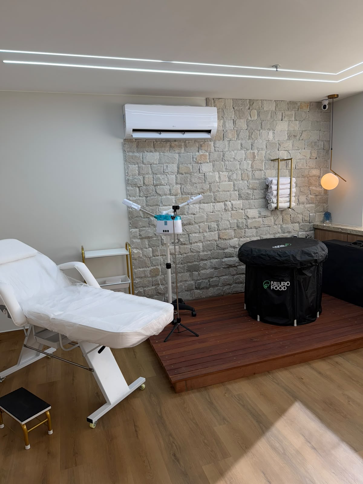 Sala de atendimento completa com maca e equipamentos